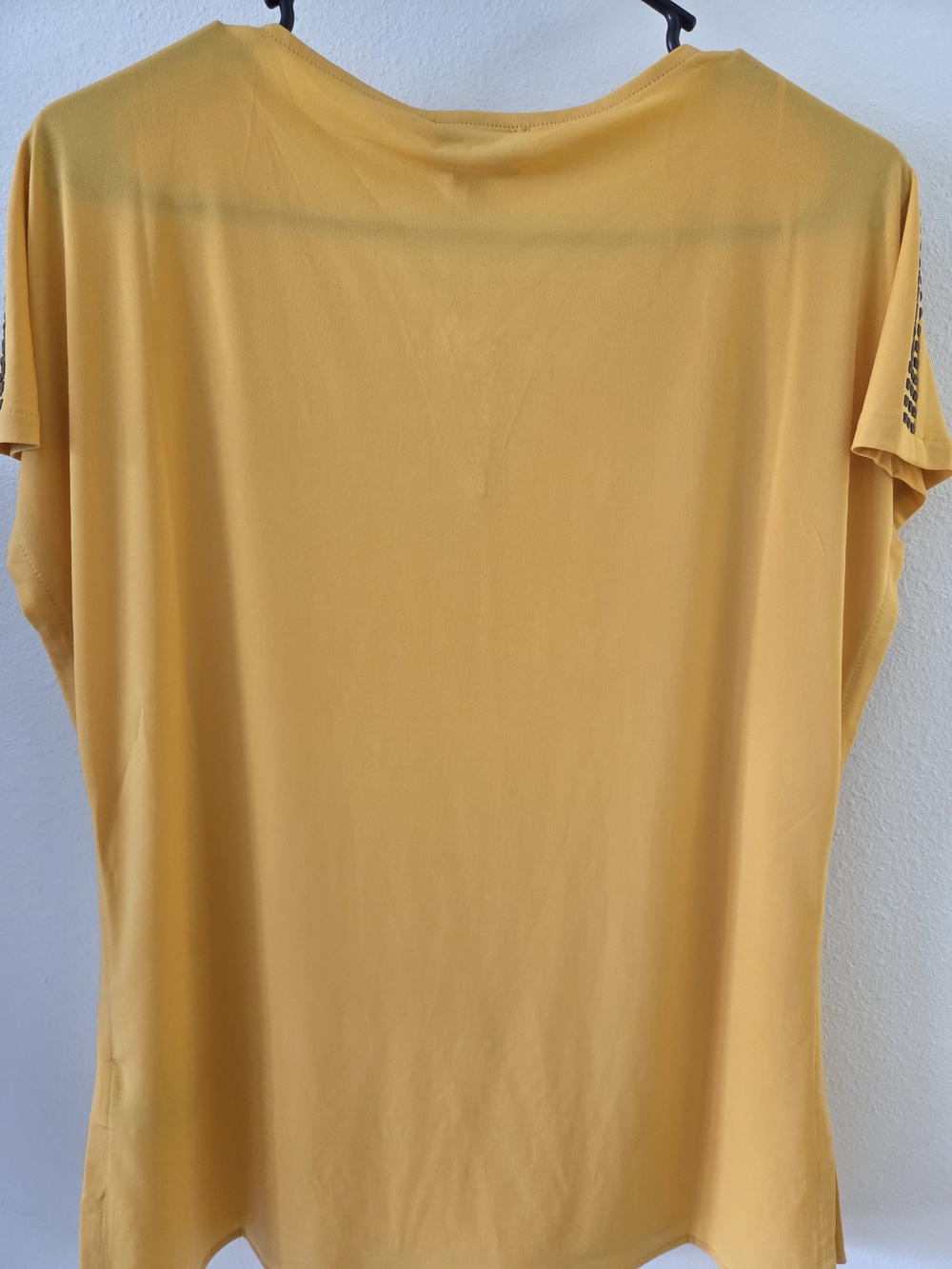Carmen Marc Valvo Mustard Short Sleeve V-Notch Top with Shoulder Cutwork - Picture 7 of 7